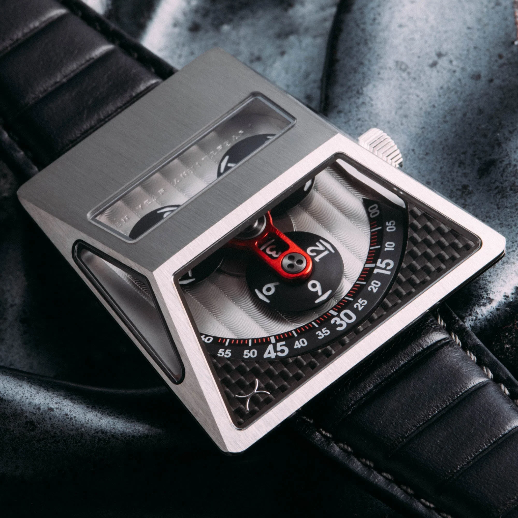 100-xeric-vendetta-x-wandering-hour-automatic-carbon-fiber-5.webp Xeric Vendetta X Wandering Hour Automatic Carbon Fiber