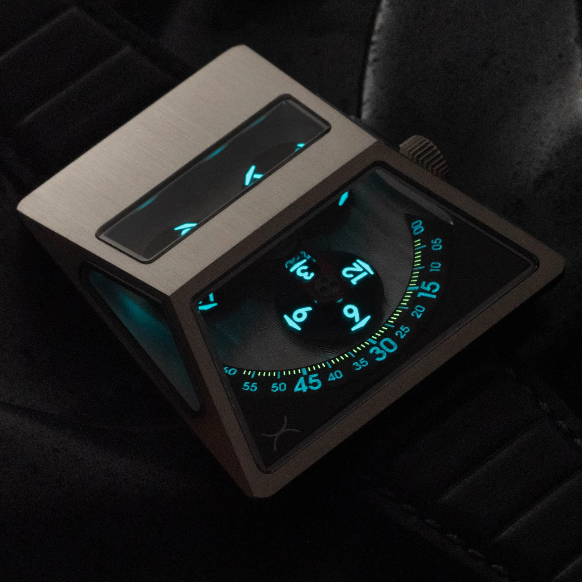 100-xeric-vendetta-x-wandering-hour-automatic-carbon-fiber-6.webp Xeric Vendetta X Wandering Hour Automatic Carbon Fiber