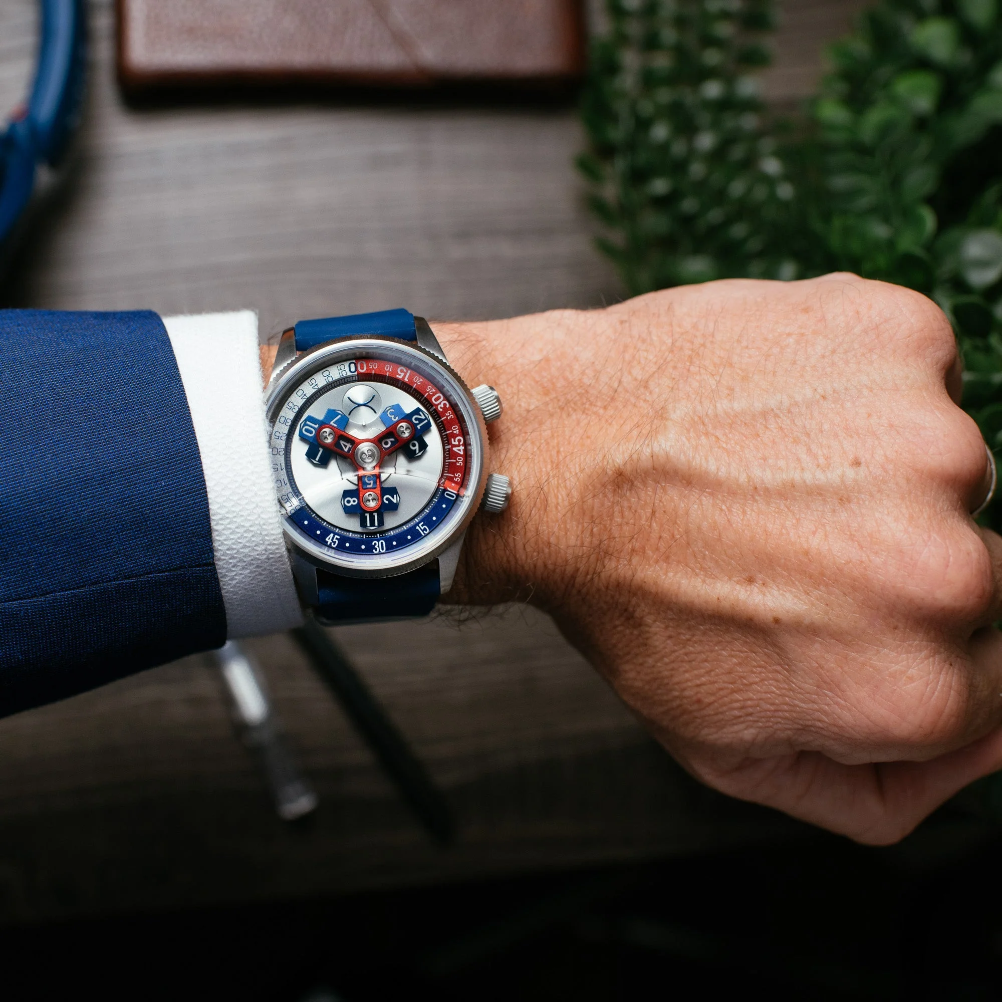 14-xeric-vendetta-ii-automatic-wandering-hour-navy-red-10.webp Xeric Vendetta II Automatic Wandering Hour Navy Red