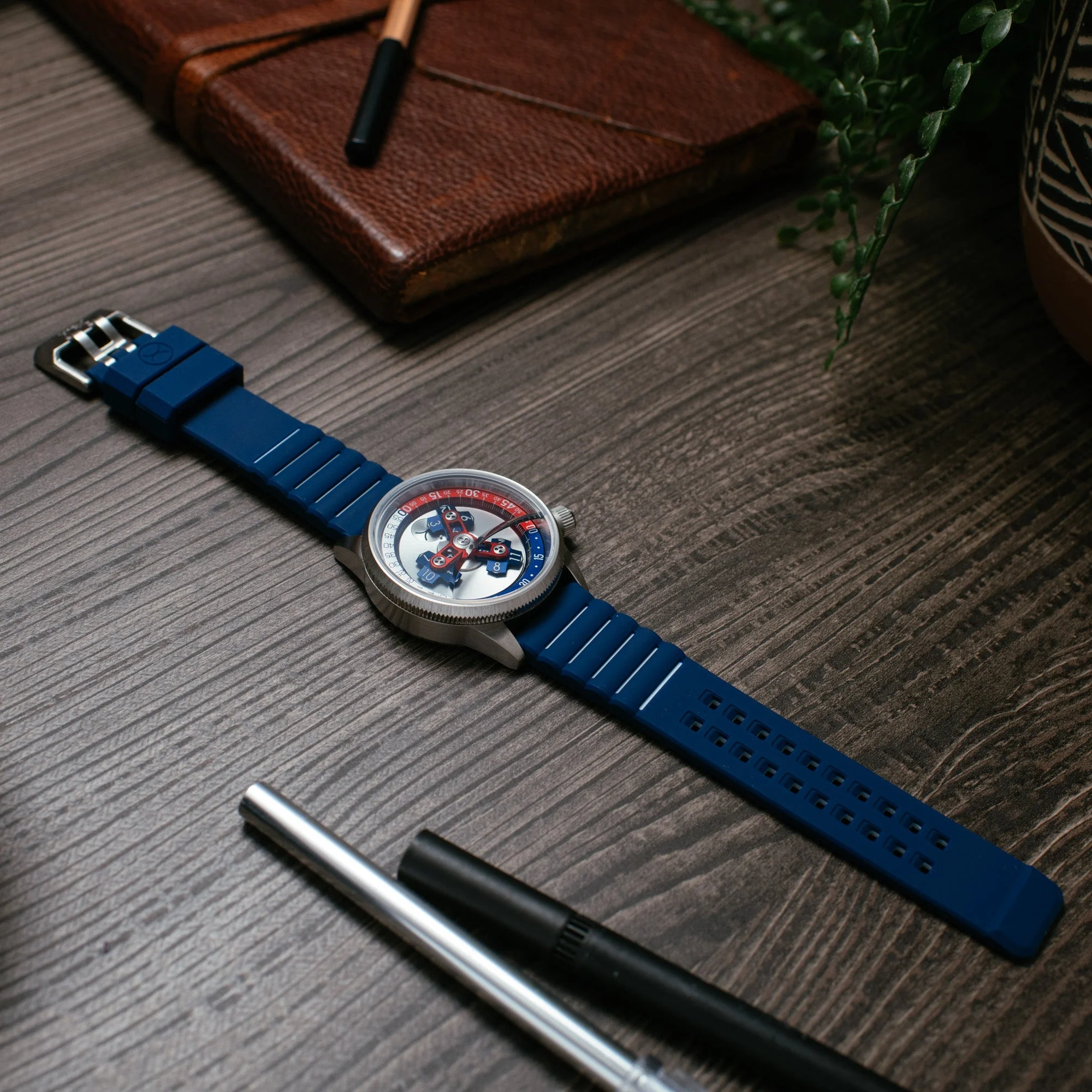 14-xeric-vendetta-ii-automatic-wandering-hour-navy-red-12.webp Xeric Vendetta II Automatic Wandering Hour Navy Red