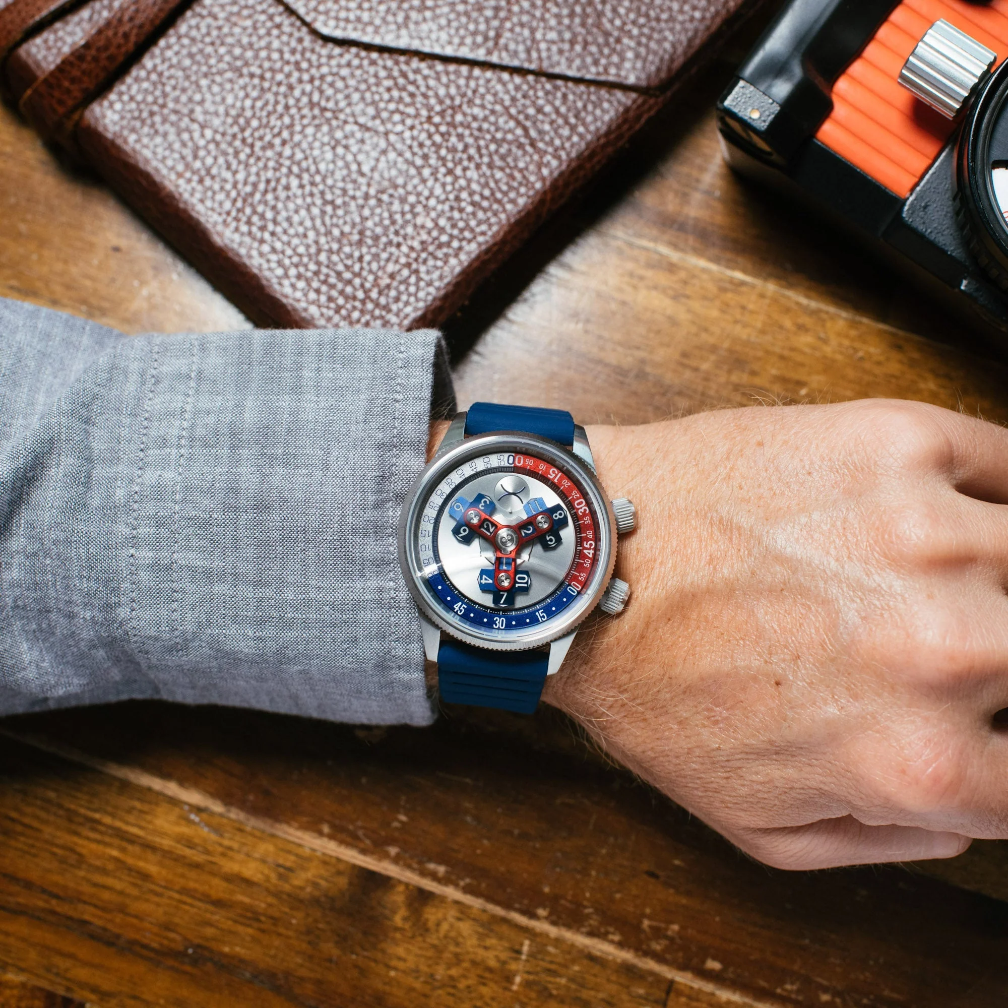 14-xeric-vendetta-ii-automatic-wandering-hour-navy-red-5.webp Xeric Vendetta II Automatic Wandering Hour Navy Red