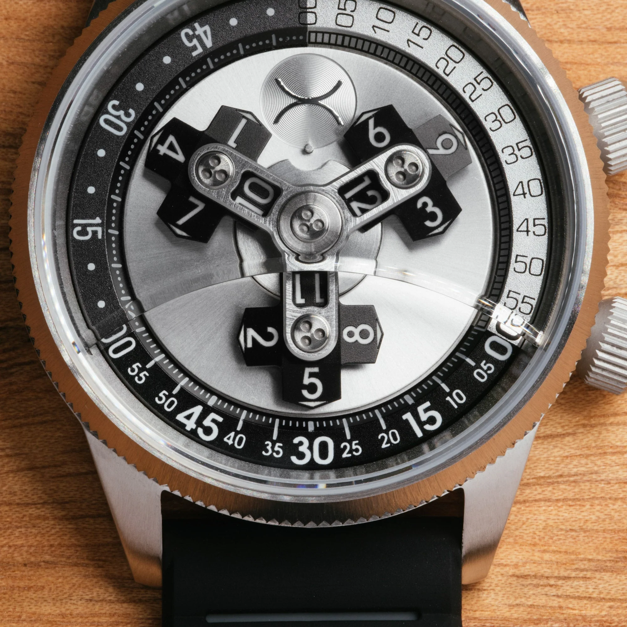 15-xeric-vendetta-ii-automatic-wandering-hour-silver-black-12.webp Xeric Vendetta II Automatic Wandering Hour Silver Black