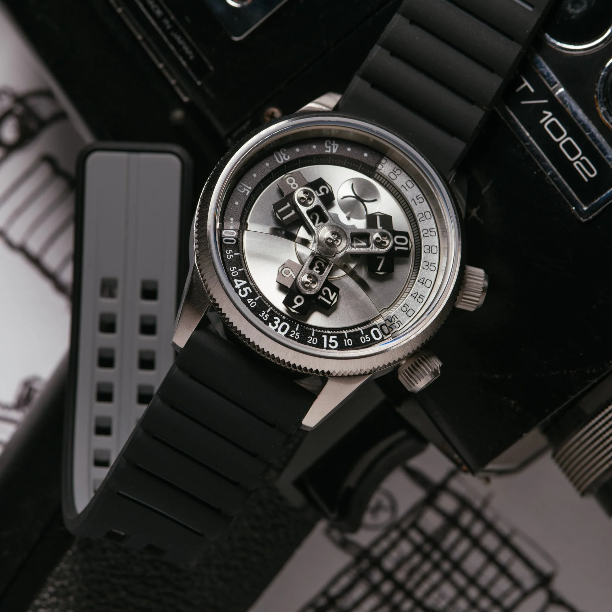 15-xeric-vendetta-ii-automatic-wandering-hour-silver-black-2.webp Xeric Vendetta II Automatic Wandering Hour Silver Black