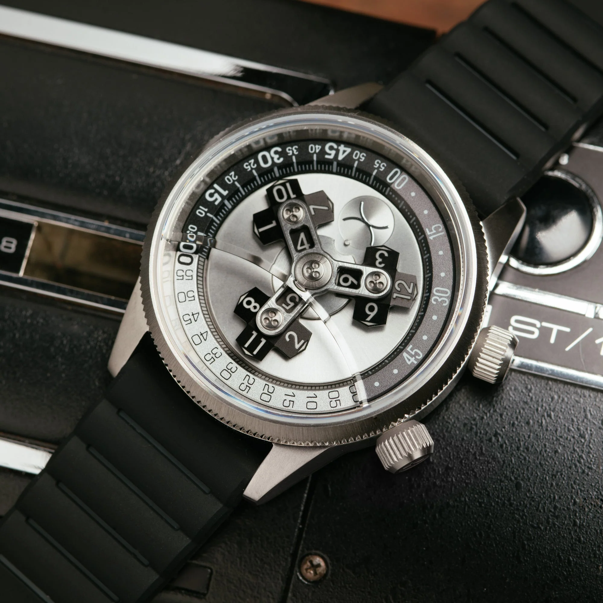 15-xeric-vendetta-ii-automatic-wandering-hour-silver-black-5.webp Xeric Vendetta II Automatic Wandering Hour Silver Black