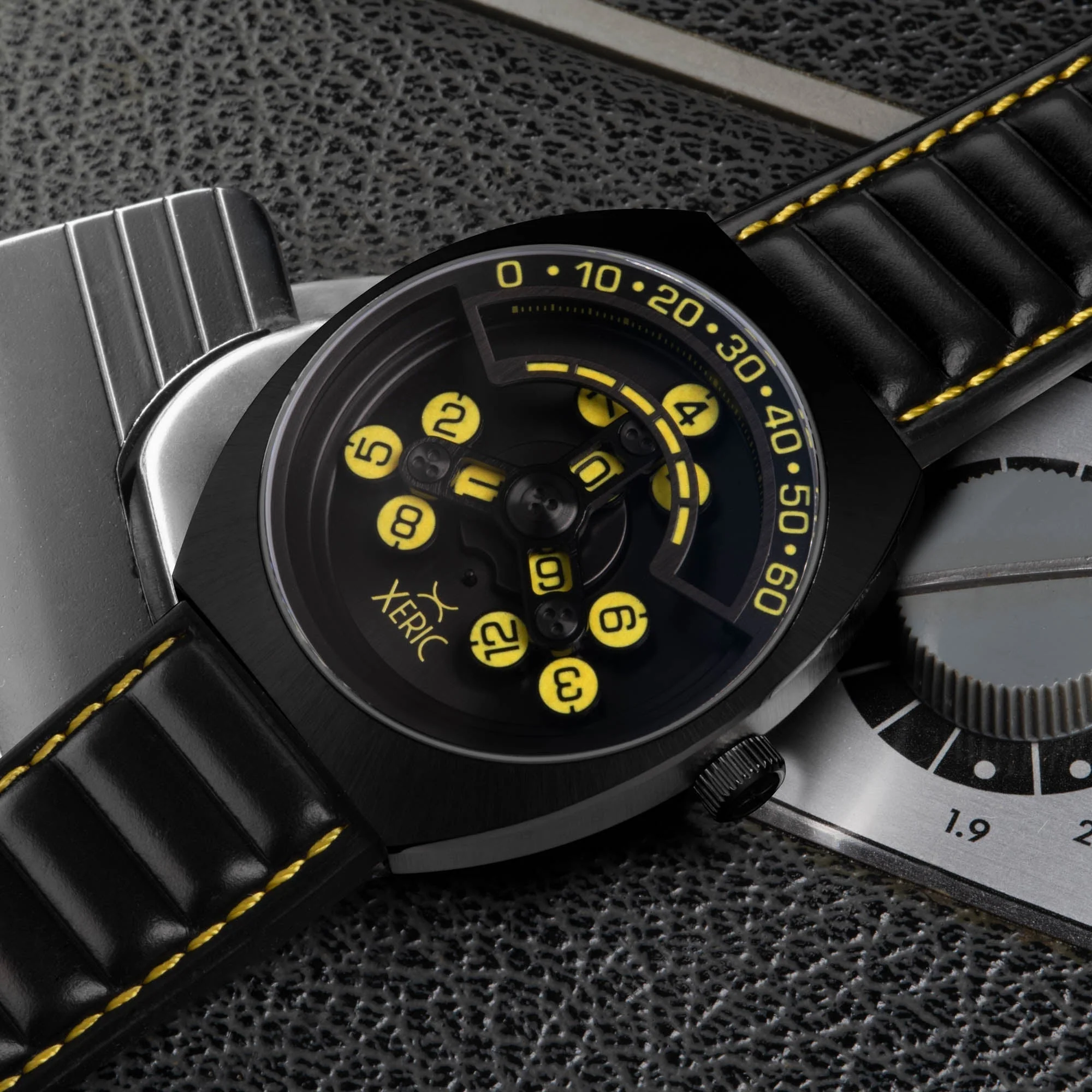 158-xeric-scrambler-automatic-wandering-hour-black-yellow-3.webp Xeric Scrambler Automatic Wandering Hour Black Yellow