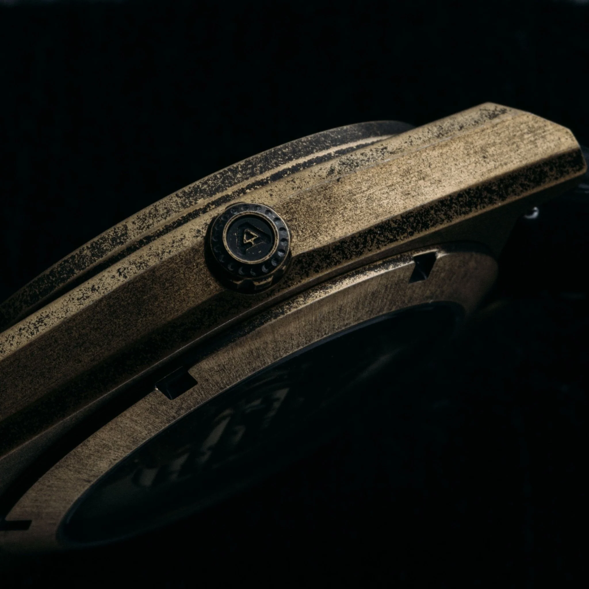 1666-archetype-rogue-automatic-antique-brass-black-7.webp Archetype Rogue Automatic Antique Brass Black