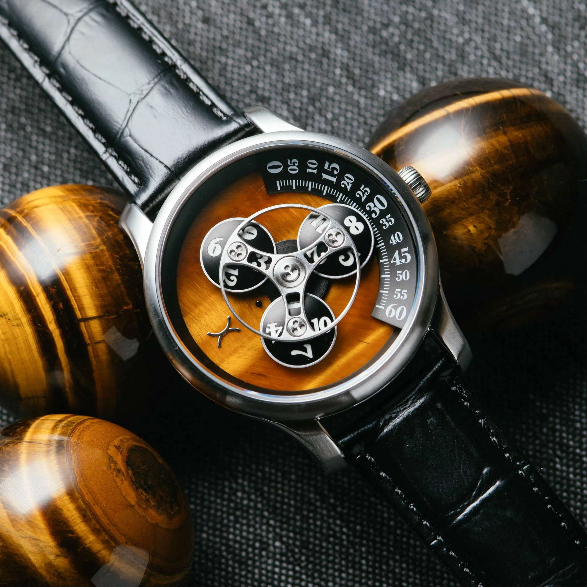 1762-xeric-triptych-automatic-wandering-hour-stone-edition-tigerseye-2.webp Xeric Triptych Automatic Wandering Hour Stone Edition Tigerseye