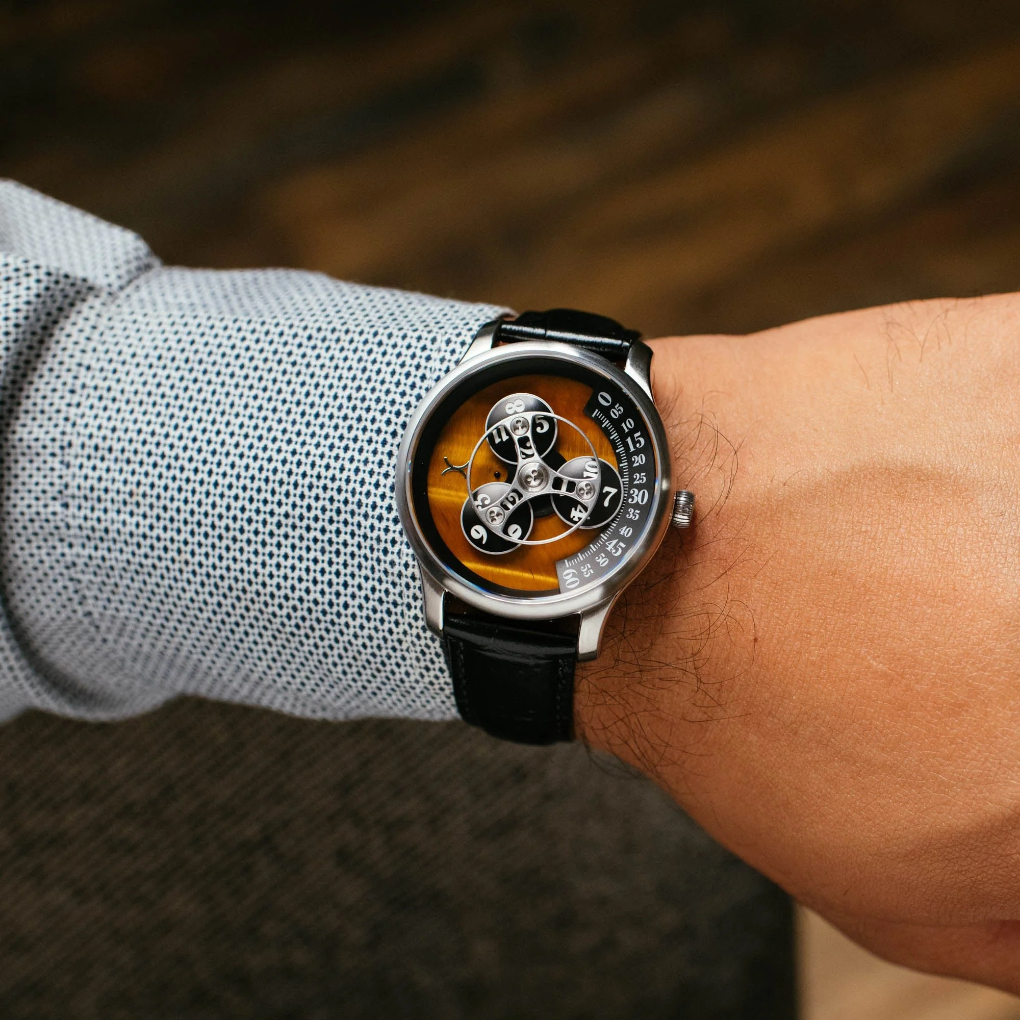 1762-xeric-triptych-automatic-wandering-hour-stone-edition-tigerseye-3.webp Xeric Triptych Automatic Wandering Hour Stone Edition Tigerseye