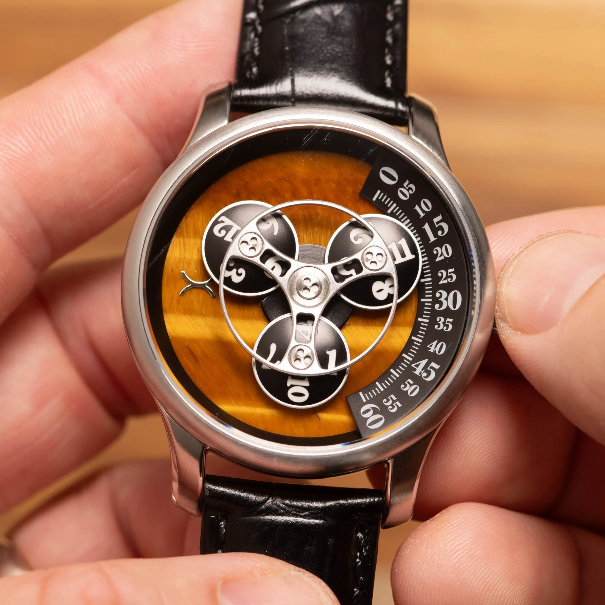 1762-xeric-triptych-automatic-wandering-hour-stone-edition-tigerseye-4.webp Xeric Triptych Automatic Wandering Hour Stone Edition Tigerseye
