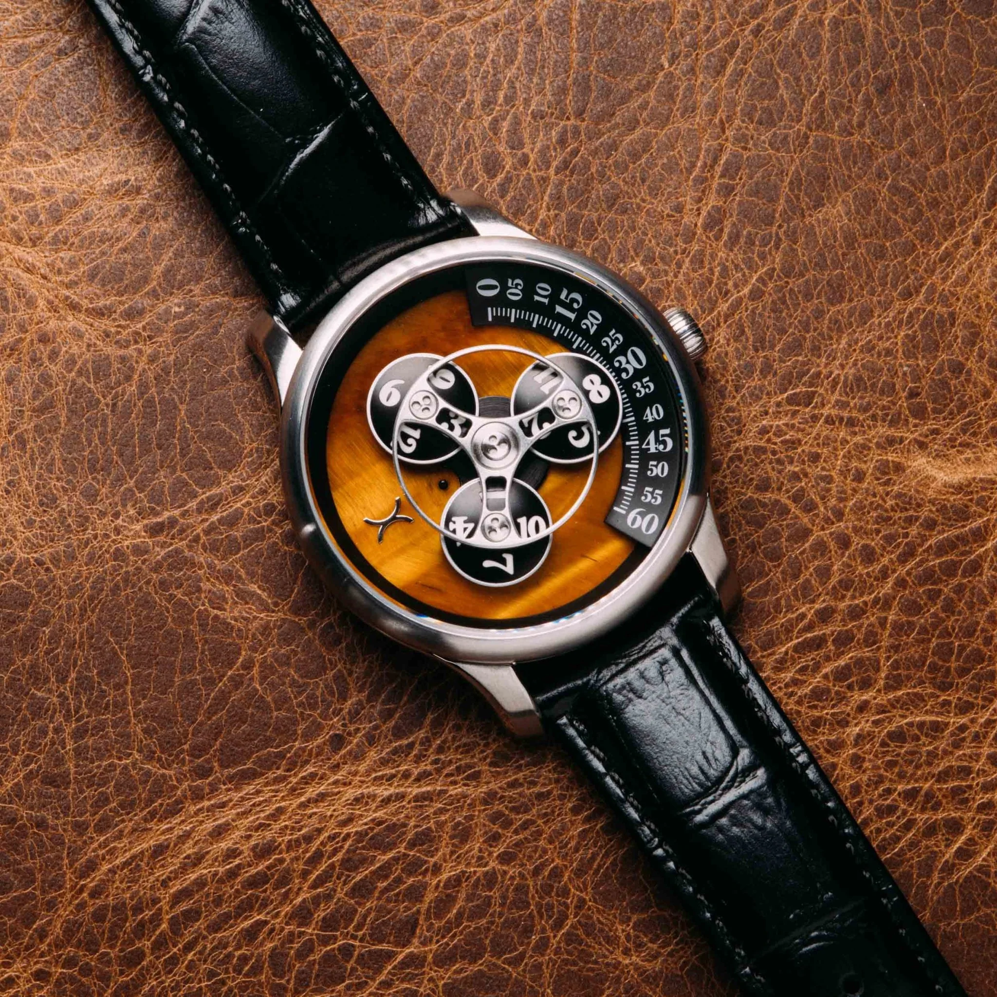1762-xeric-triptych-automatic-wandering-hour-stone-edition-tigerseye-5.webp Xeric Triptych Automatic Wandering Hour Stone Edition Tigerseye