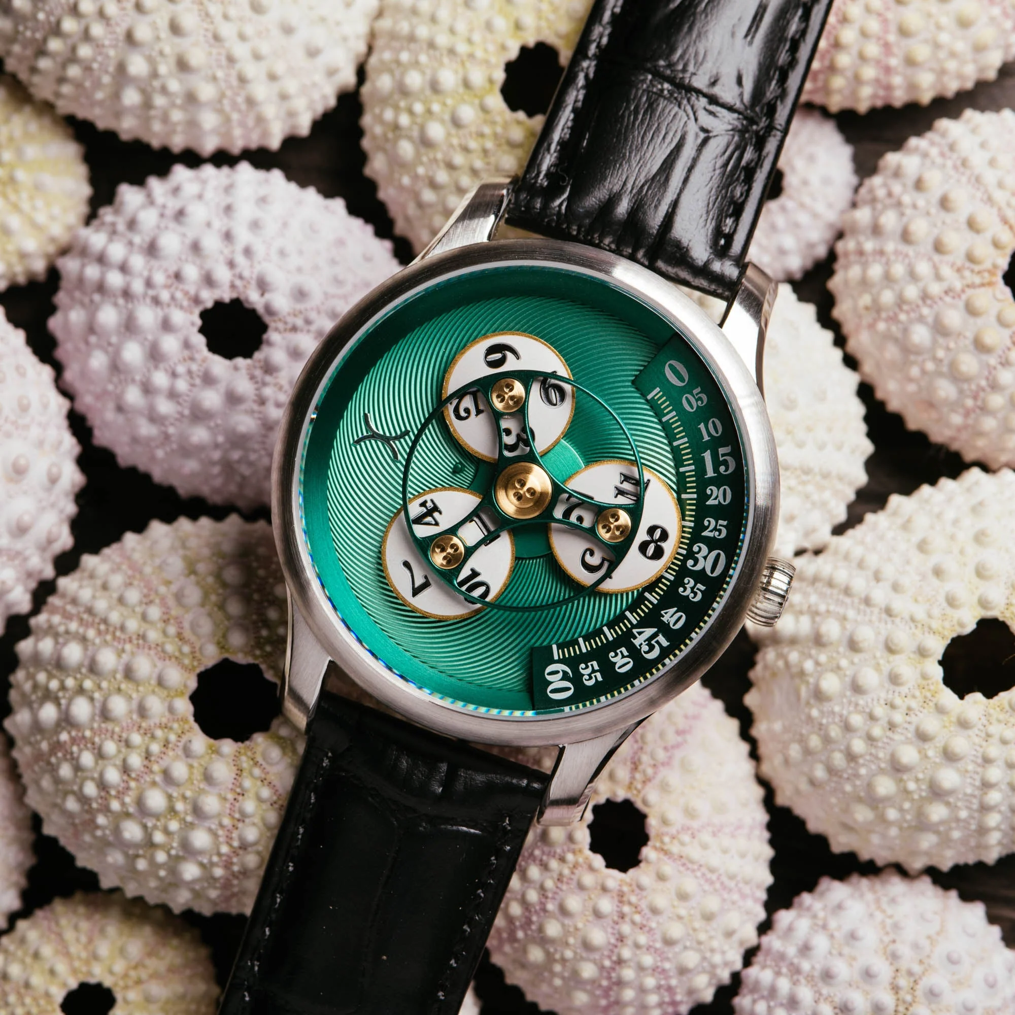 19-xeric-triptych-automatic-wandering-hour-emerald-2.webp Xeric Triptych Automatic Wandering Hour Emerald
