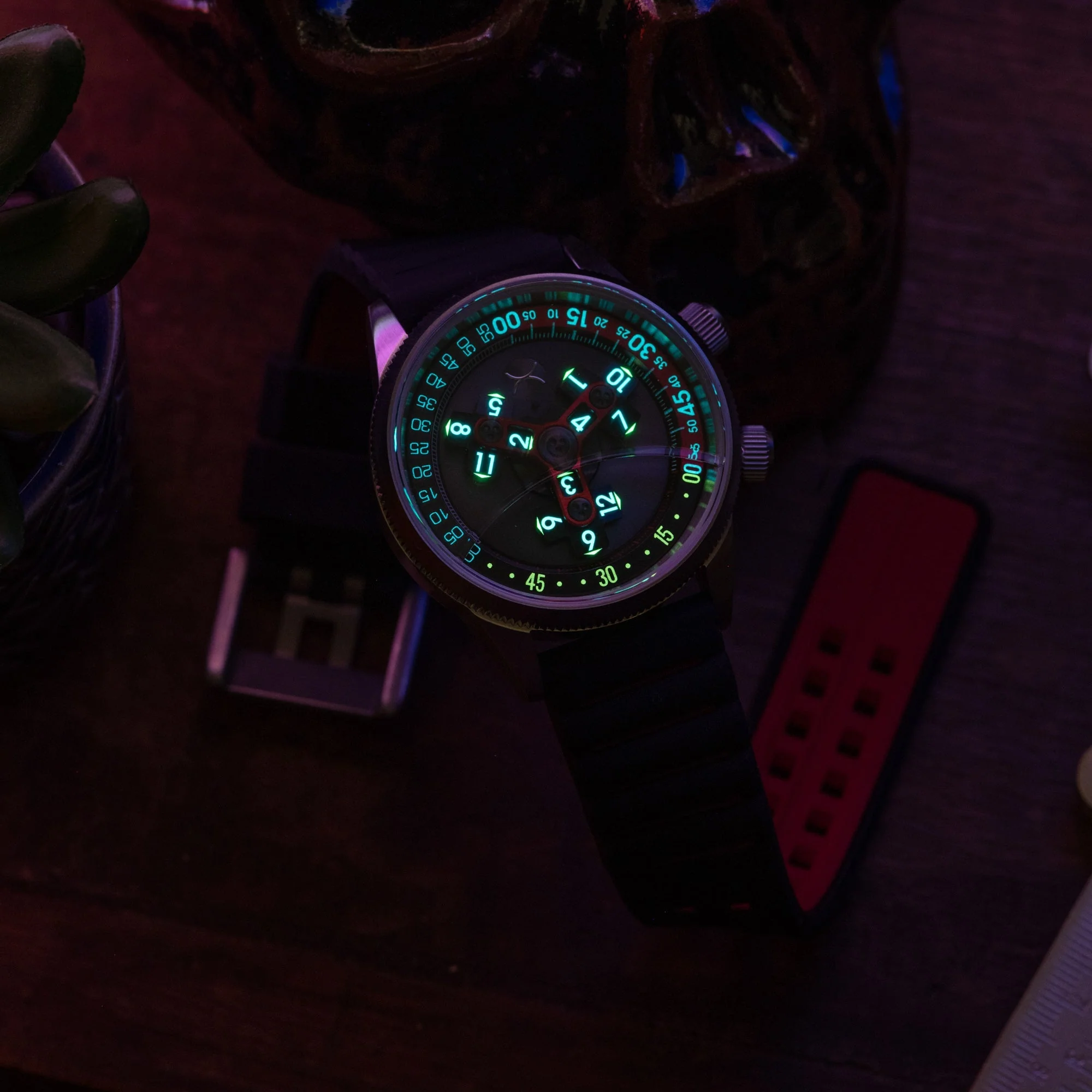 25-xeric-vendetta-ii-automatic-wandering-hour-black-gray-red-3.webp Xeric Vendetta II Automatic Wandering Hour Black Gray Red