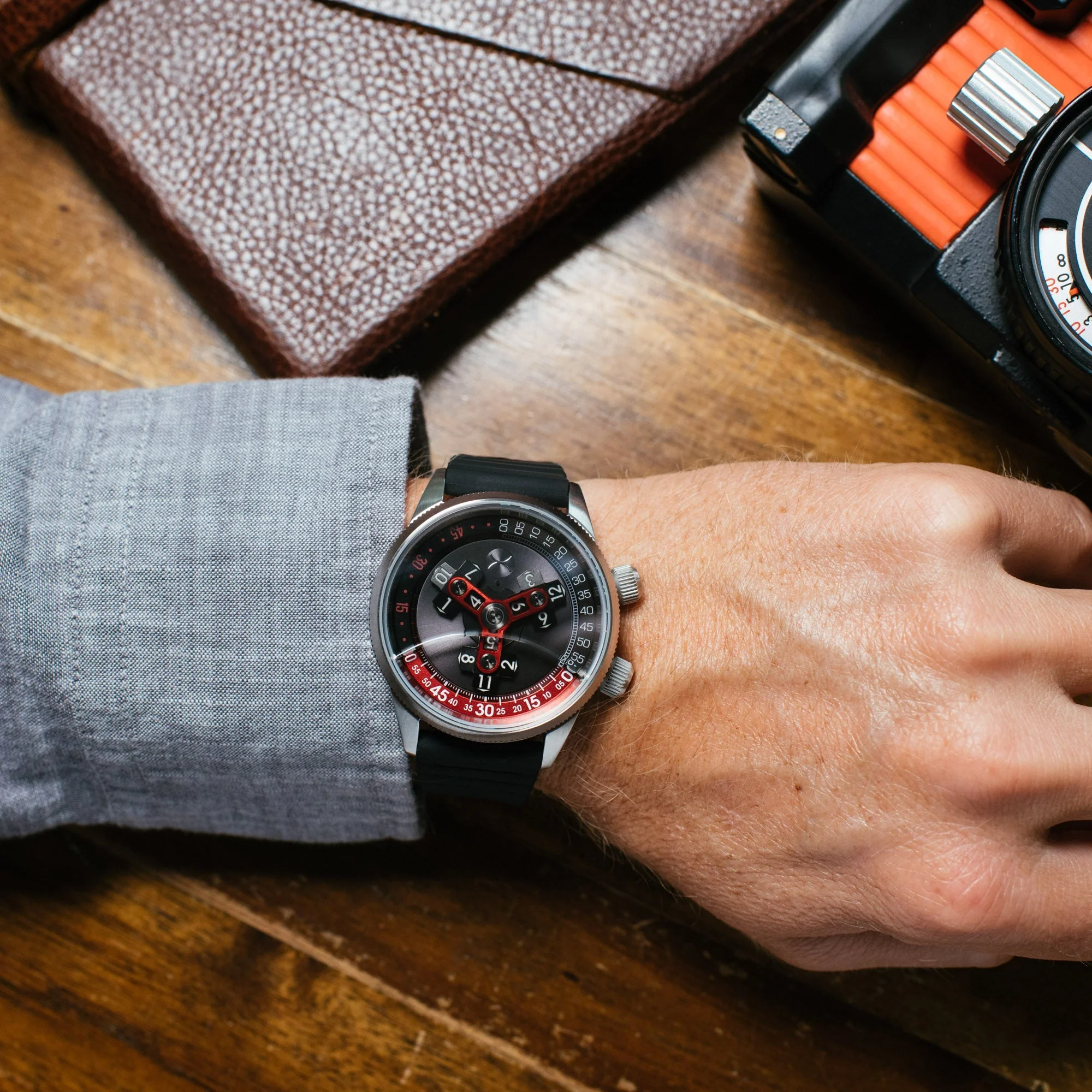 25-xeric-vendetta-ii-automatic-wandering-hour-black-gray-red-5.webp Xeric Vendetta II Automatic Wandering Hour Black Gray Red