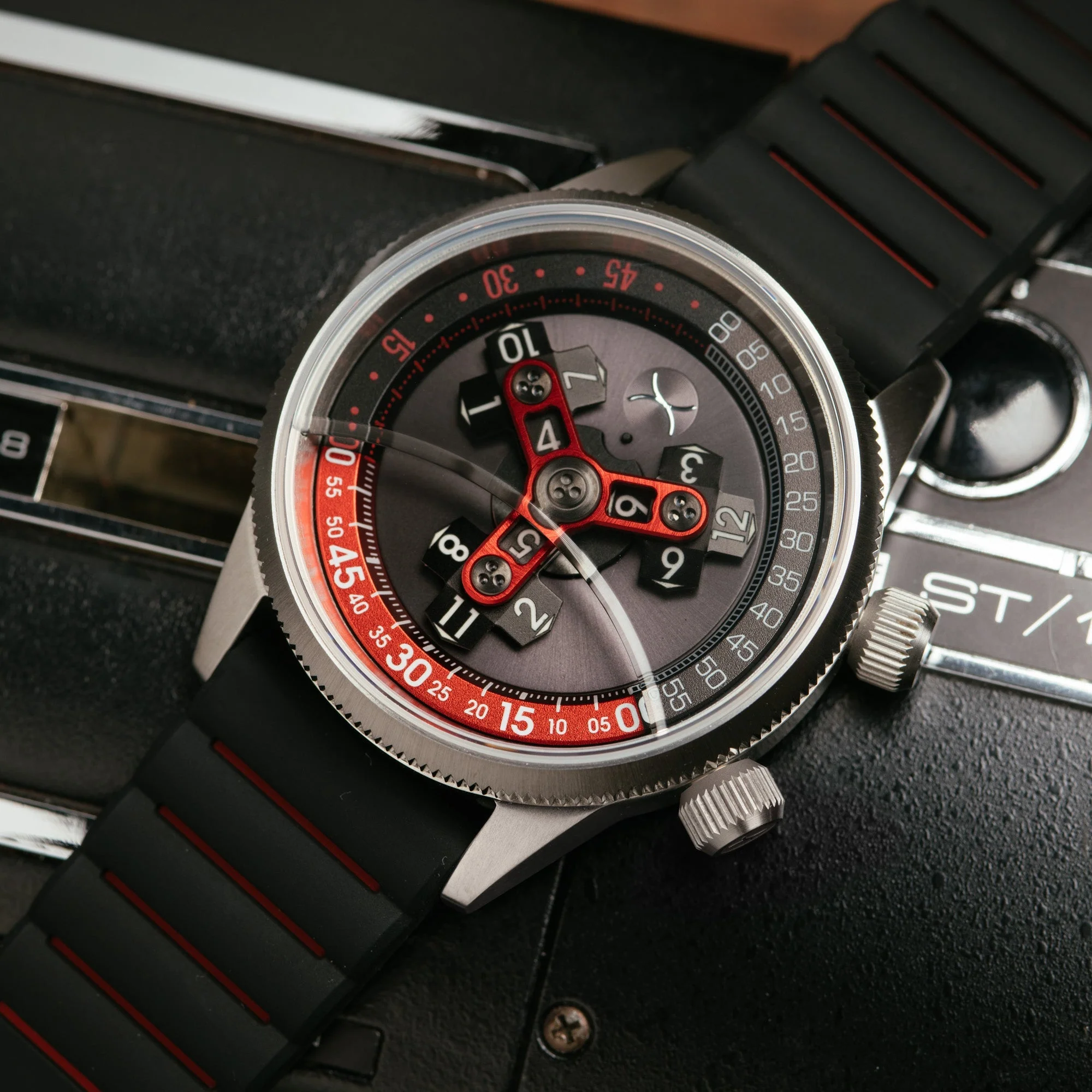 25-xeric-vendetta-ii-automatic-wandering-hour-black-gray-red-6.webp Xeric Vendetta II Automatic Wandering Hour Black Gray Red