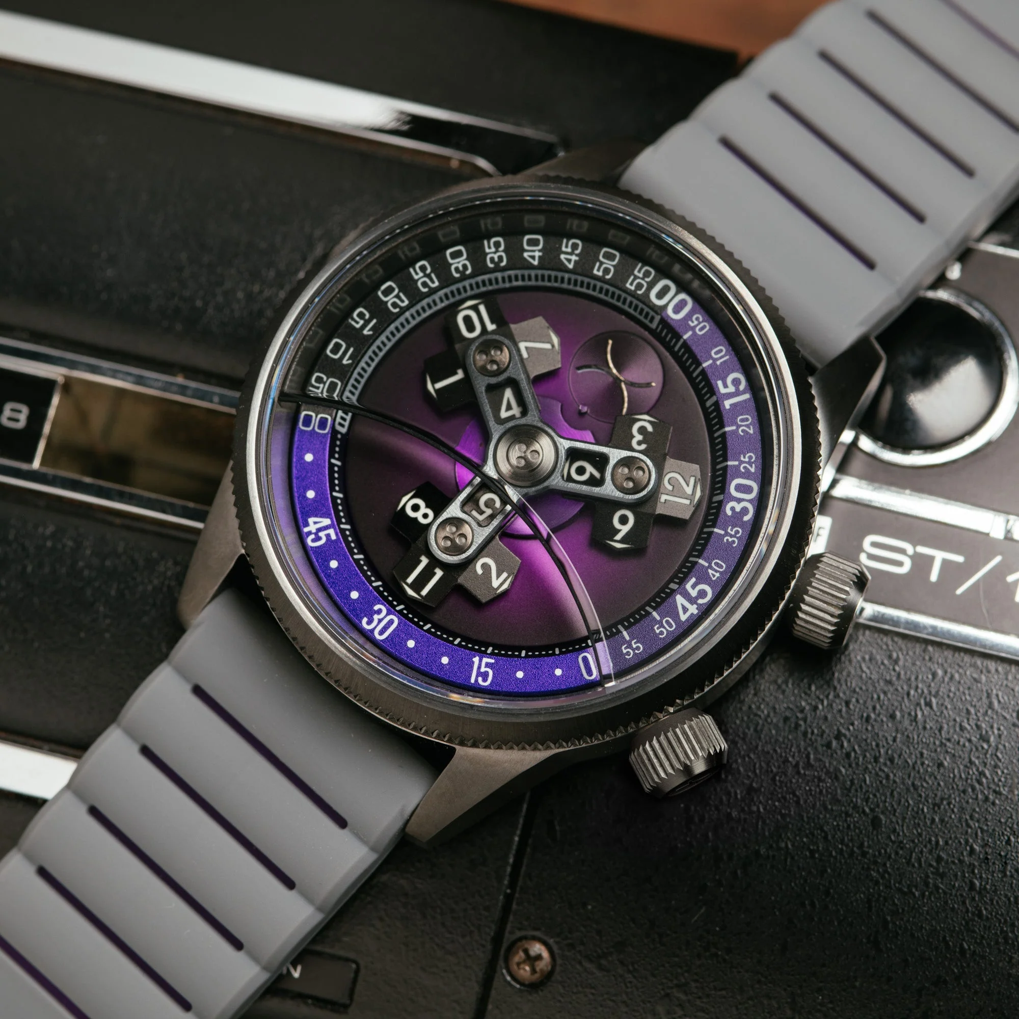 2748-xeric-vendetta-ii-automatic-wandering-hour-gunmetal-purple-6.webp Xeric Vendetta II Automatic Wandering Hour Gunmetal Purple