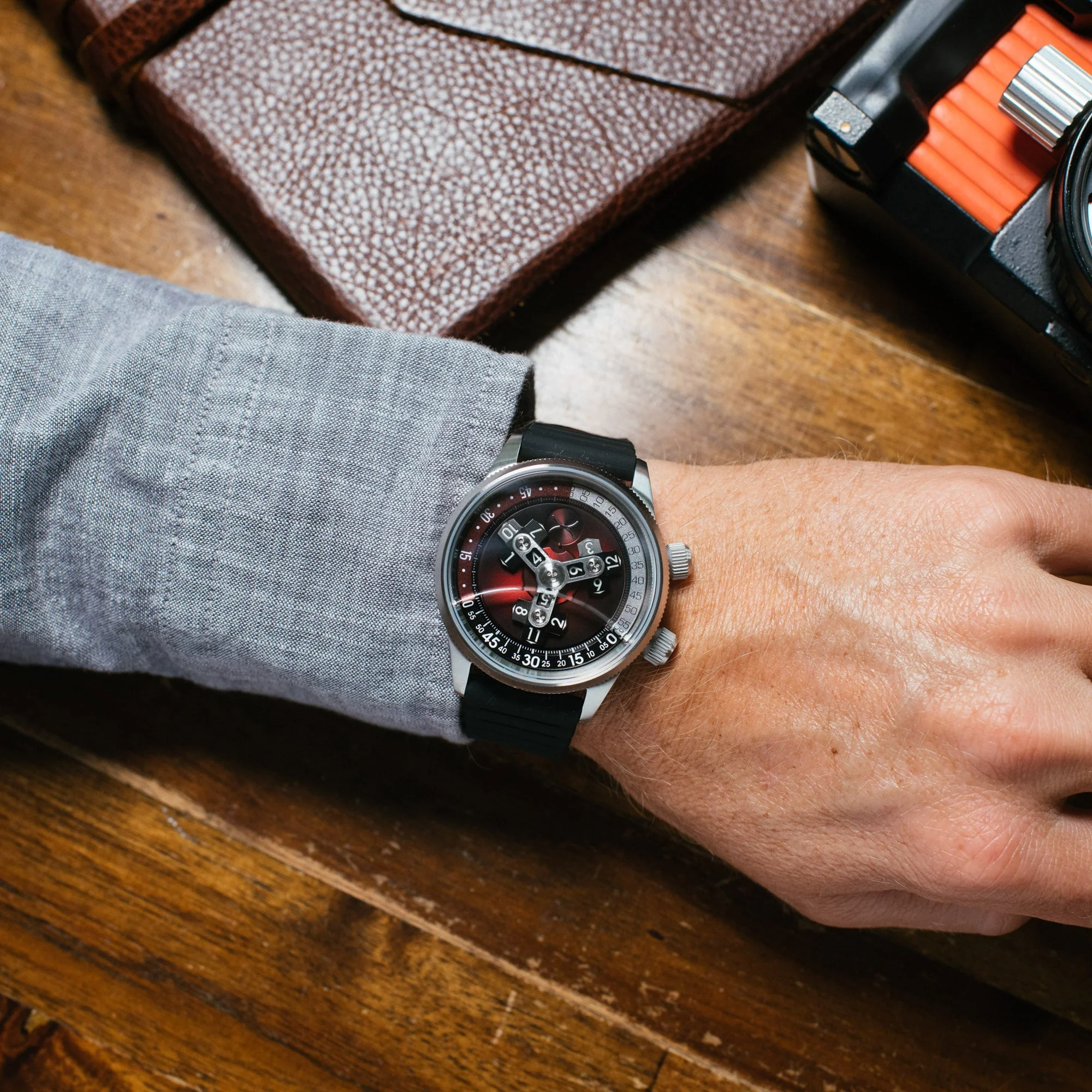 2789-xeric-vendetta-ii-automatic-wandering-hour-oxblood-black-5.webp Xeric Vendetta II Automatic Wandering Hour Oxblood Black