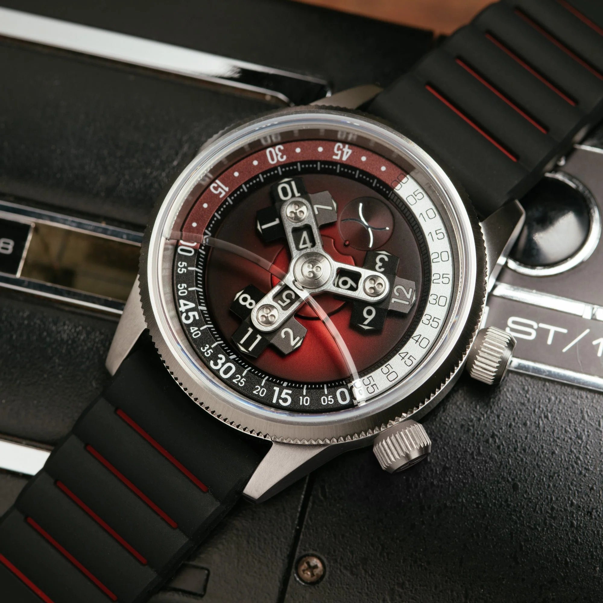 2789-xeric-vendetta-ii-automatic-wandering-hour-oxblood-black-6.webp Xeric Vendetta II Automatic Wandering Hour Oxblood Black