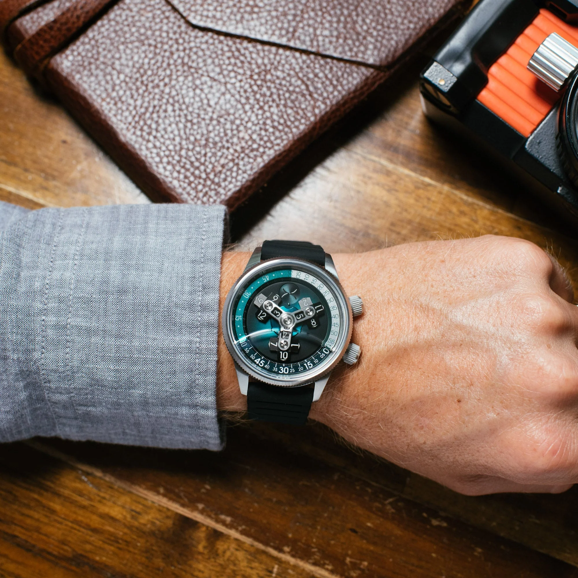 2804-xeric-vendetta-ii-automatic-wandering-hour-ocean-black-4.webp Xeric Vendetta II Automatic Wandering Hour Ocean Black