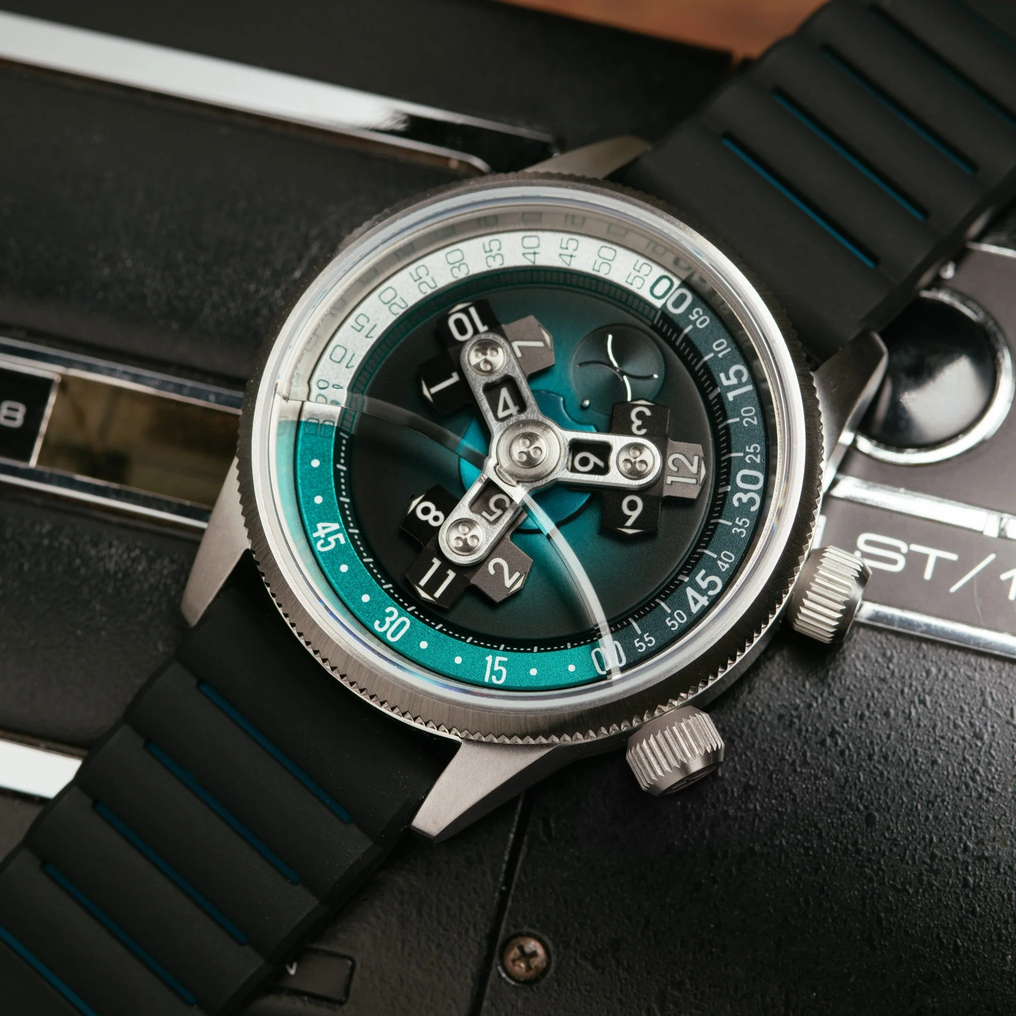 2804-xeric-vendetta-ii-automatic-wandering-hour-ocean-black-5.webp Xeric Vendetta II Automatic Wandering Hour Ocean Black