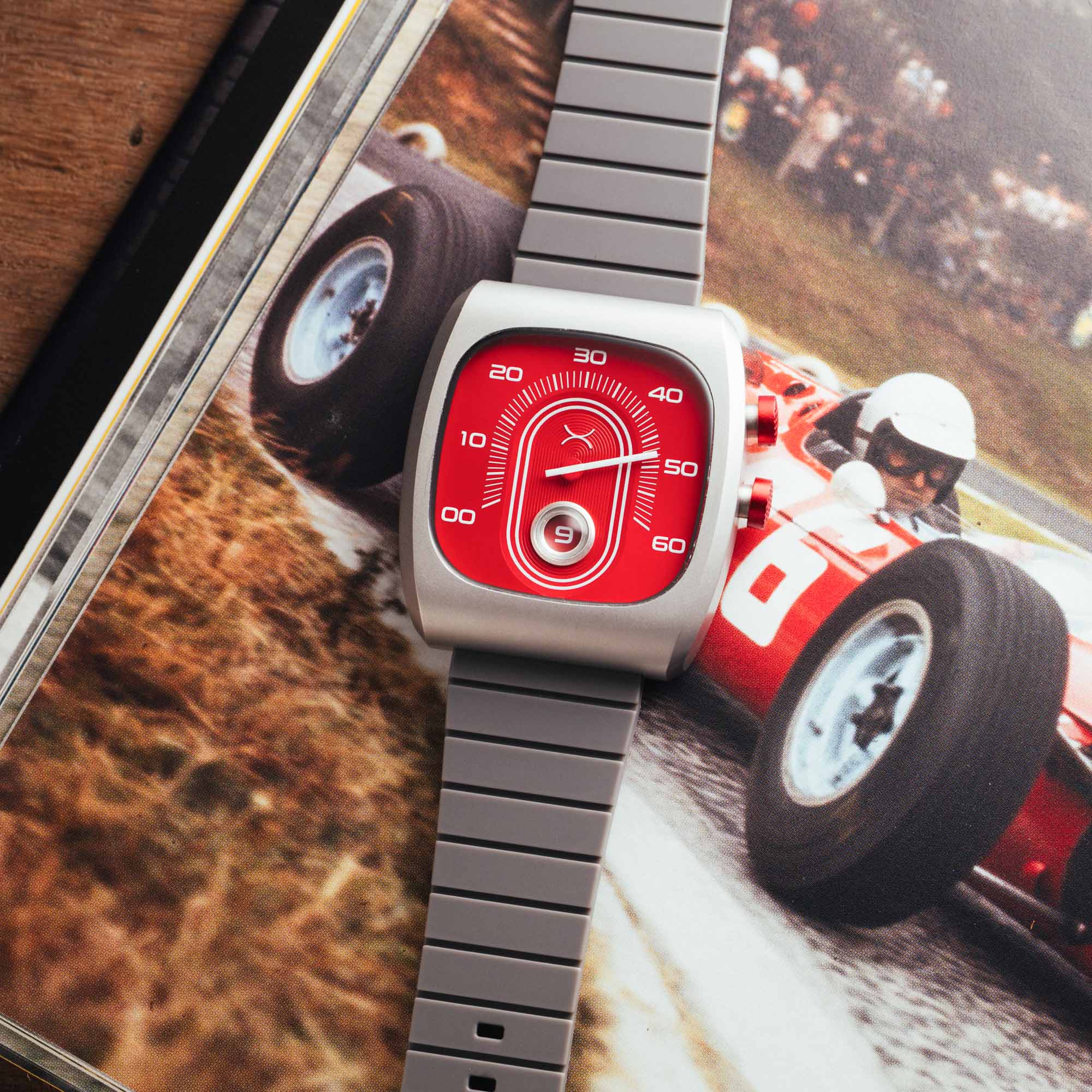 293-xeric-retroscope-jump-hour-red-4.jpg Xeric Retroscope Jump Hour Red