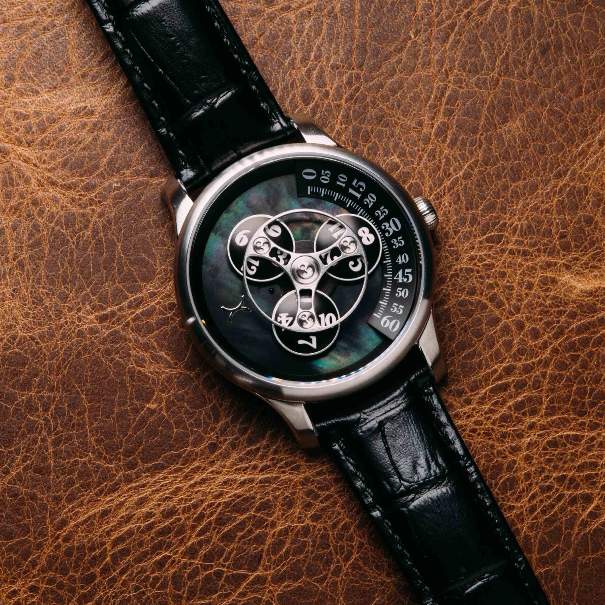3034-xeric-triptych-automatic-wandering-hour-stone-edition-black-mother-of-pearl-4.webp Xeric Triptych Automatic Wandering Hour Stone Edition Black Mother of Pearl