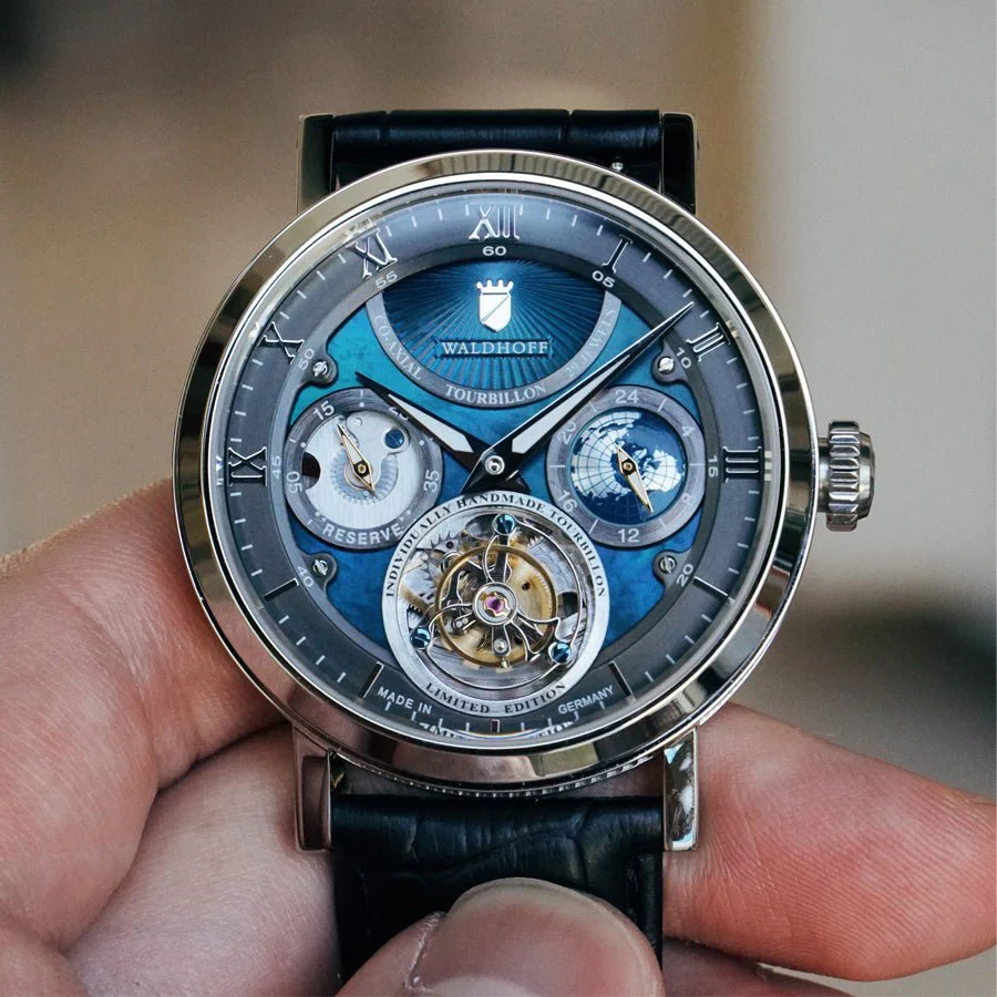 379-manufaktur-waldhoff-ultramatic-tourbillon-carbon-bay-special-edition-2.webp Manufaktur Waldhoff Ultramatic Tourbillon Carbon Bay Special Edition
