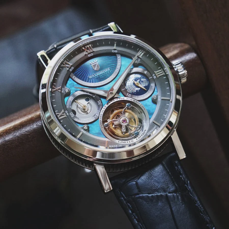 379-manufaktur-waldhoff-ultramatic-tourbillon-carbon-bay-special-edition-3.webp Manufaktur Waldhoff Ultramatic Tourbillon Carbon Bay Special Edition