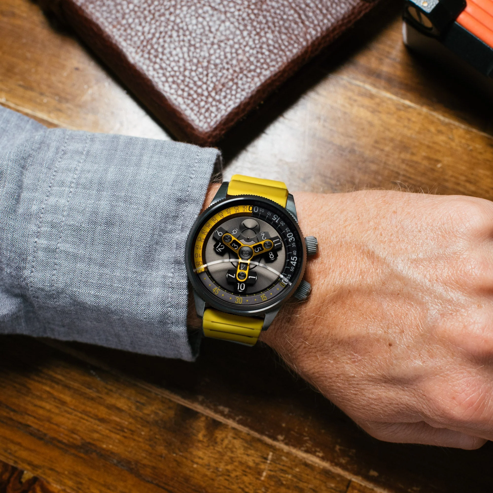 41-xeric-vendetta-ii-automatic-wandering-hour-gunmetal-yellow-4.webp Xeric Vendetta II Automatic Wandering Hour Gunmetal Yellow