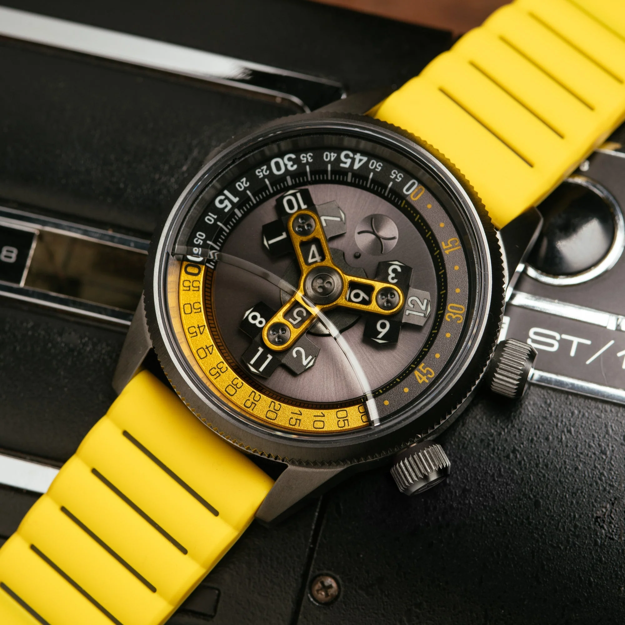 41-xeric-vendetta-ii-automatic-wandering-hour-gunmetal-yellow-5.webp Xeric Vendetta II Automatic Wandering Hour Gunmetal Yellow