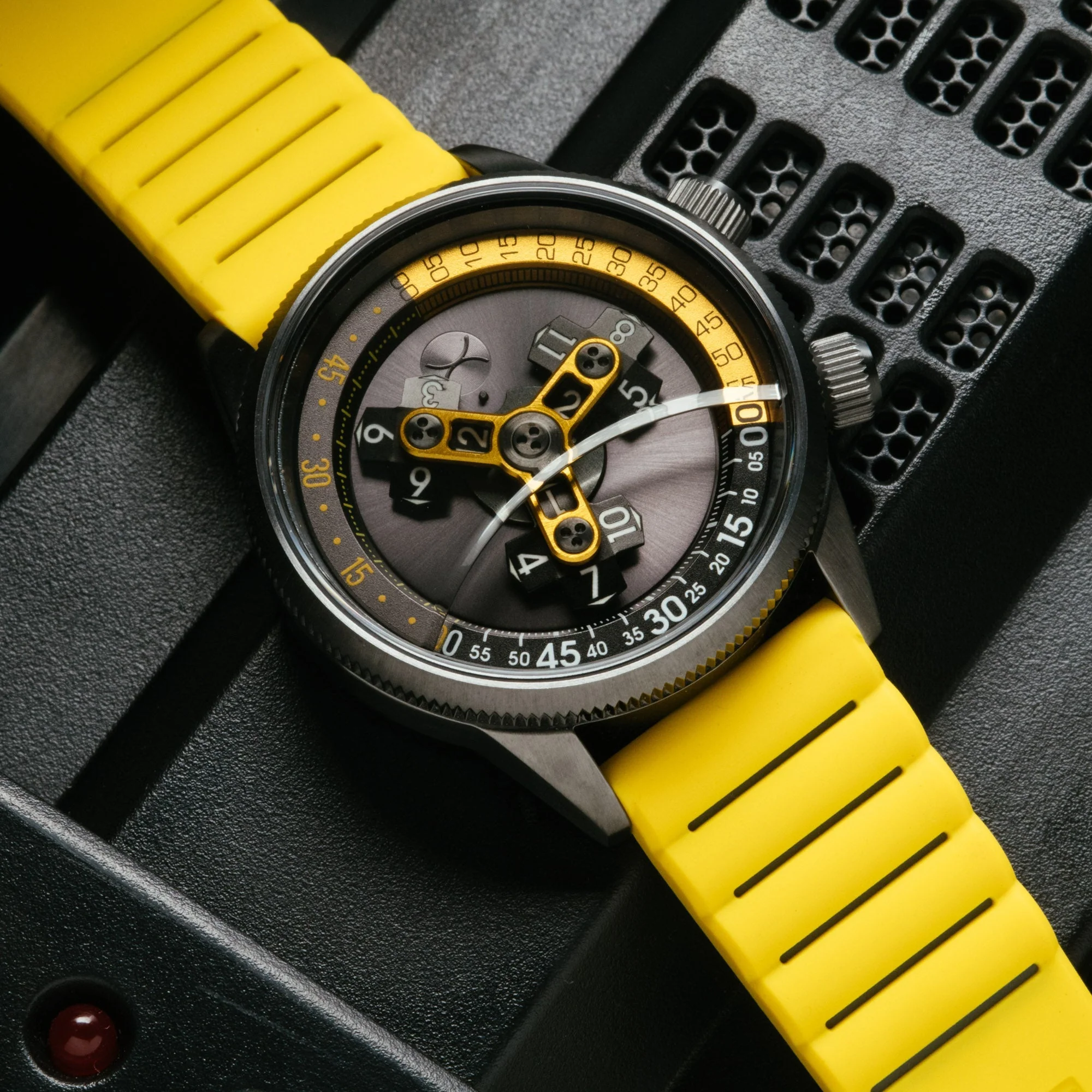 41-xeric-vendetta-ii-automatic-wandering-hour-gunmetal-yellow-6.webp Xeric Vendetta II Automatic Wandering Hour Gunmetal Yellow