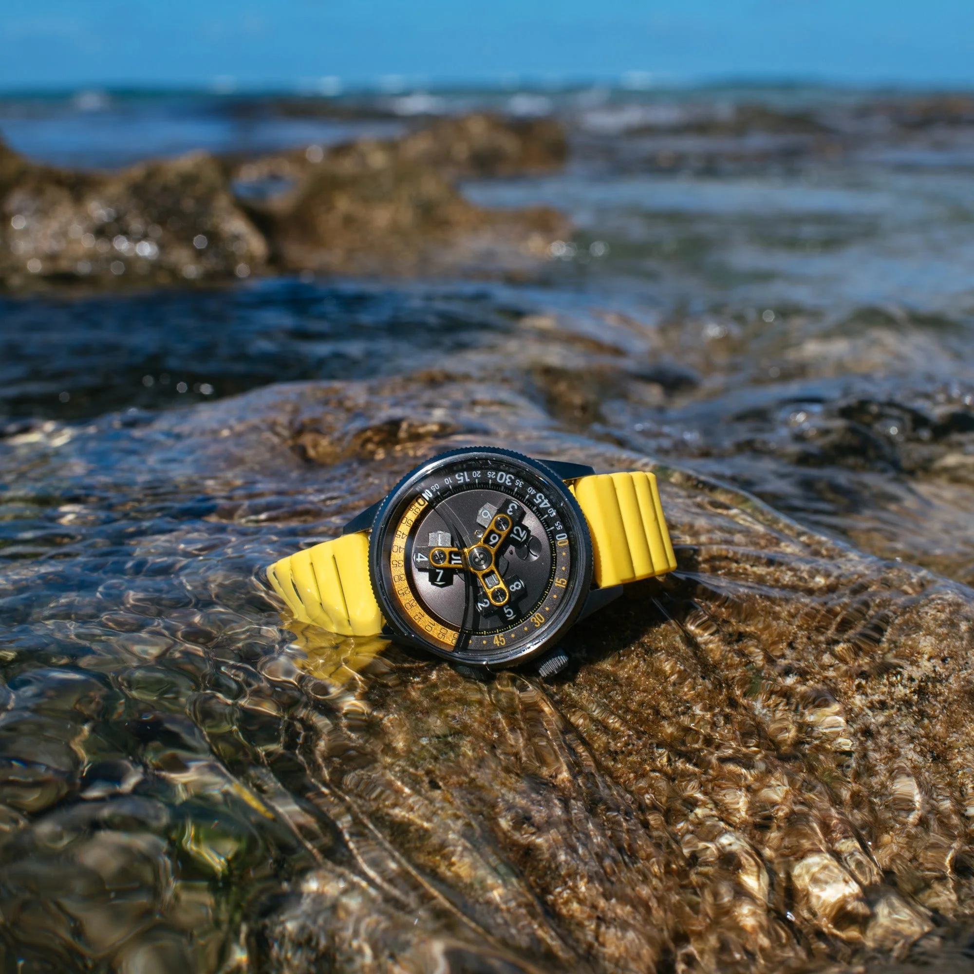 41-xeric-vendetta-ii-automatic-wandering-hour-gunmetal-yellow-7.webp Xeric Vendetta II Automatic Wandering Hour Gunmetal Yellow