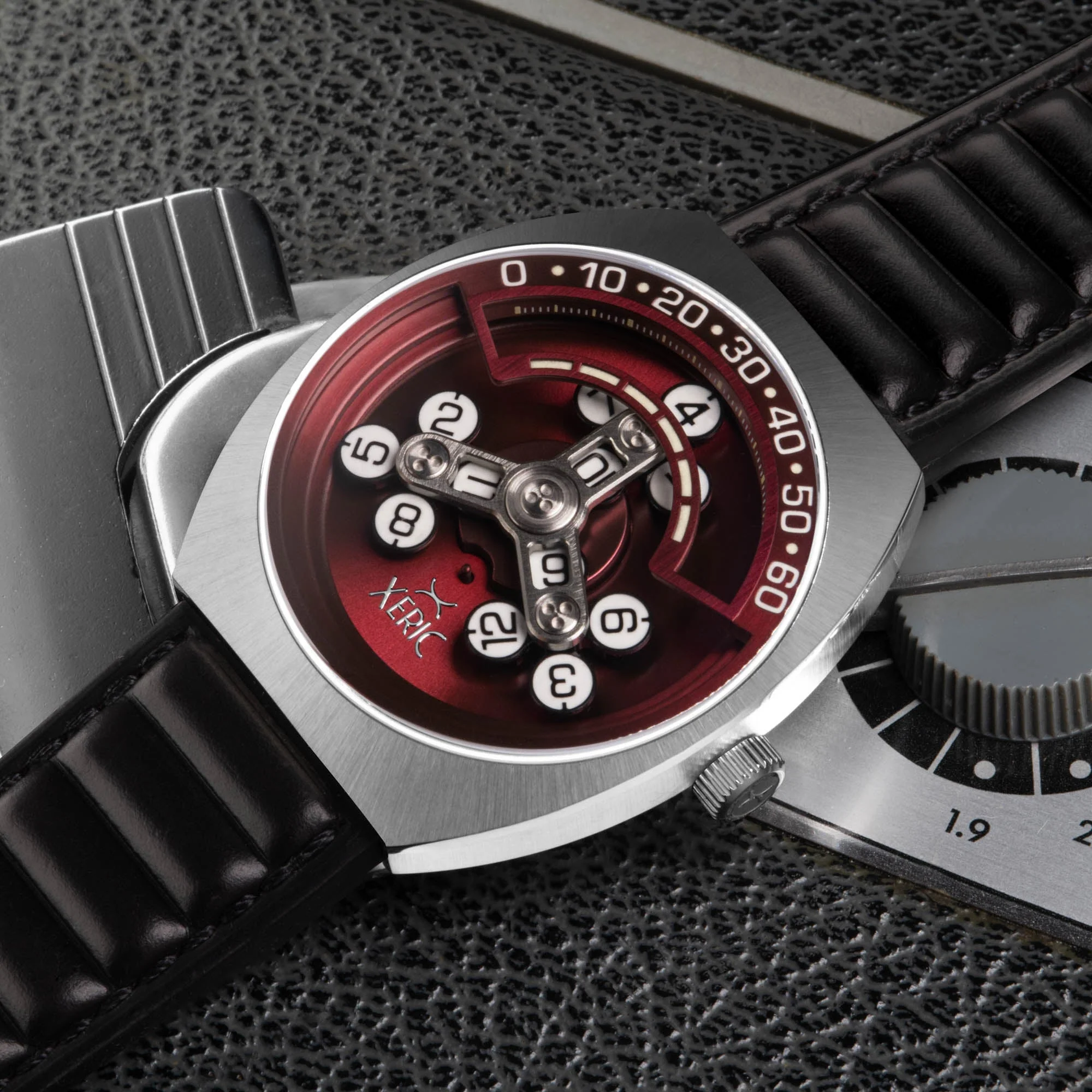 43-xeric-scrambler-automatic-wandering-hour-black-oxblood-3.webp Xeric Scrambler Automatic Wandering Hour Black Oxblood