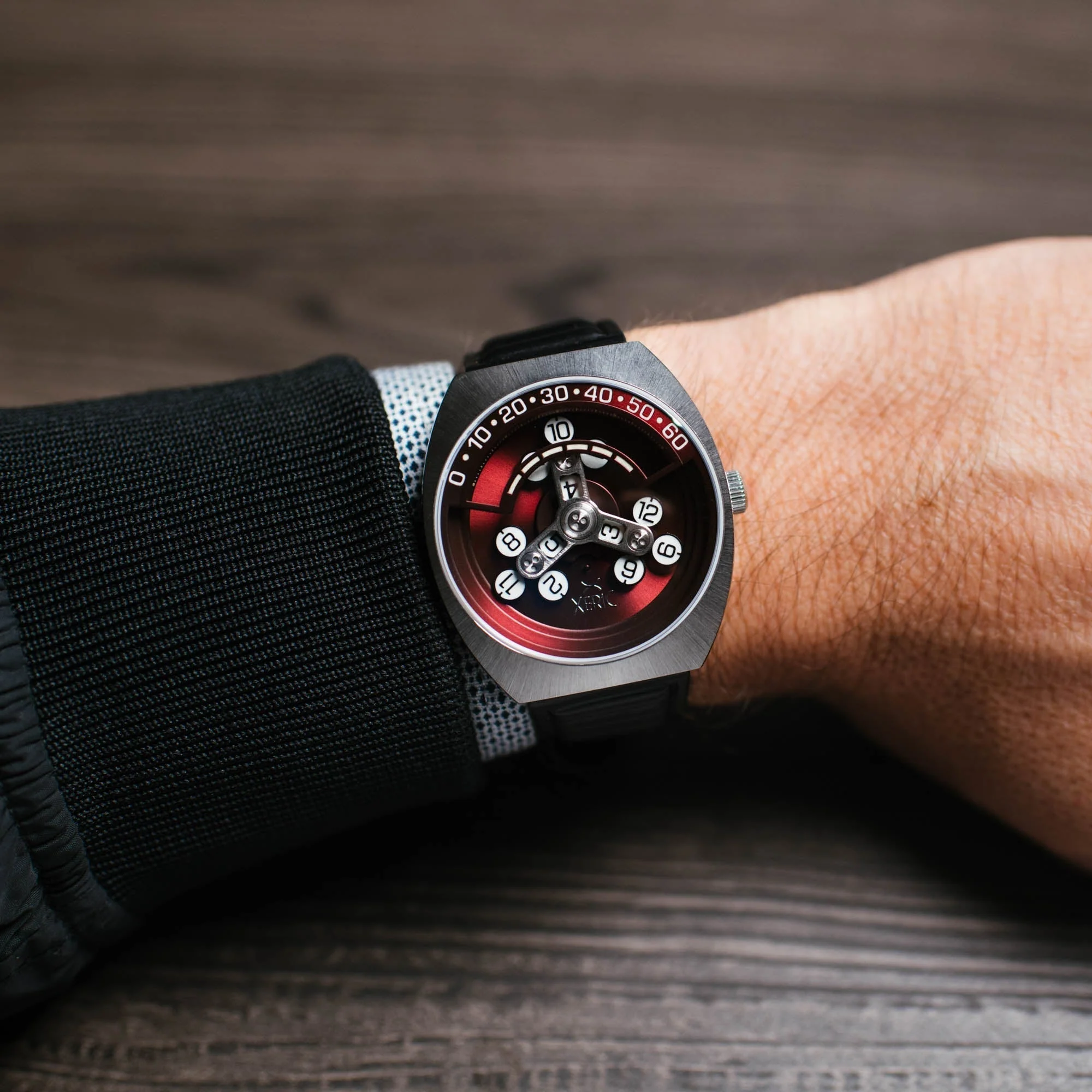 43-xeric-scrambler-automatic-wandering-hour-black-oxblood-4.webp Xeric Scrambler Automatic Wandering Hour Black Oxblood