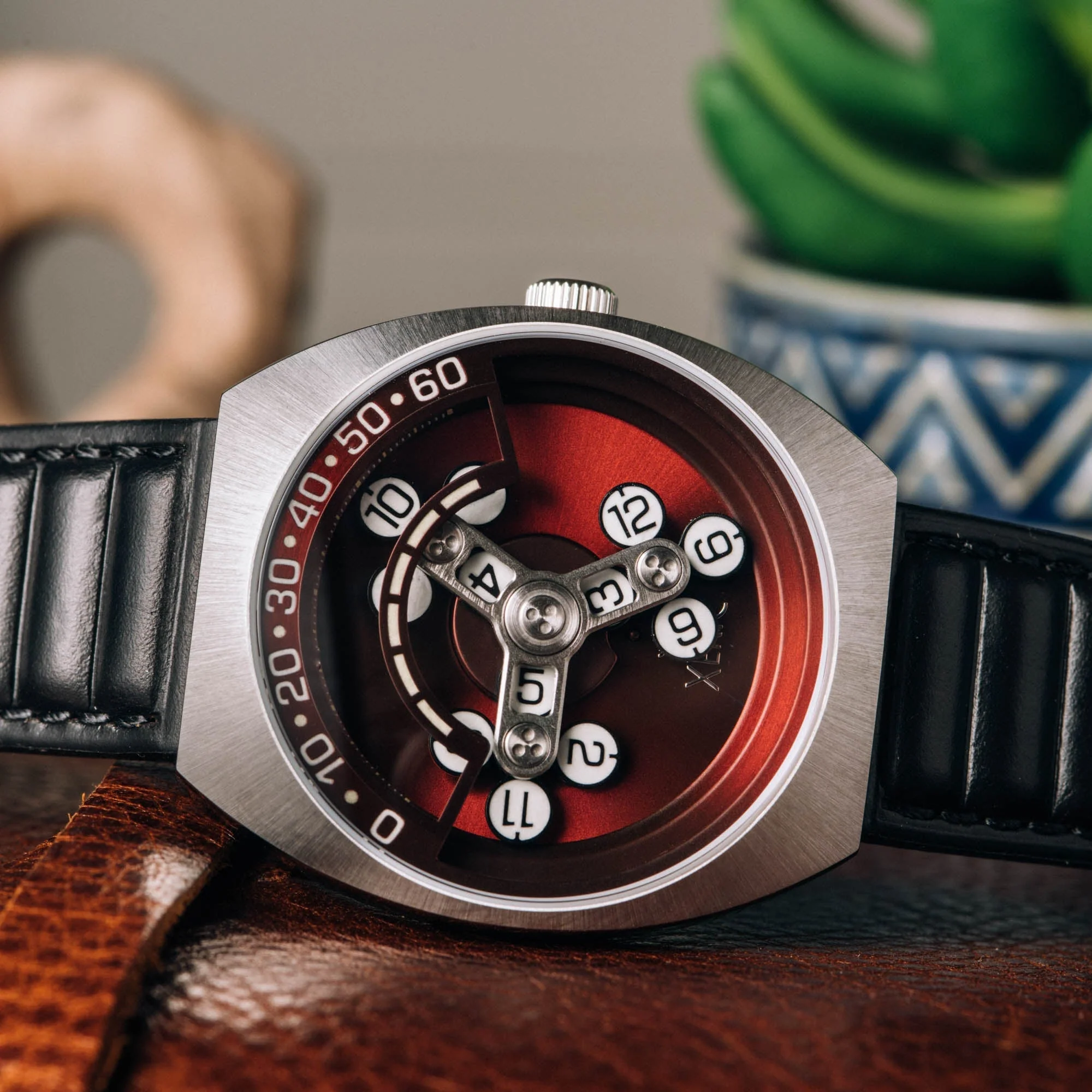 43-xeric-scrambler-automatic-wandering-hour-black-oxblood-8.webp Xeric Scrambler Automatic Wandering Hour Black Oxblood