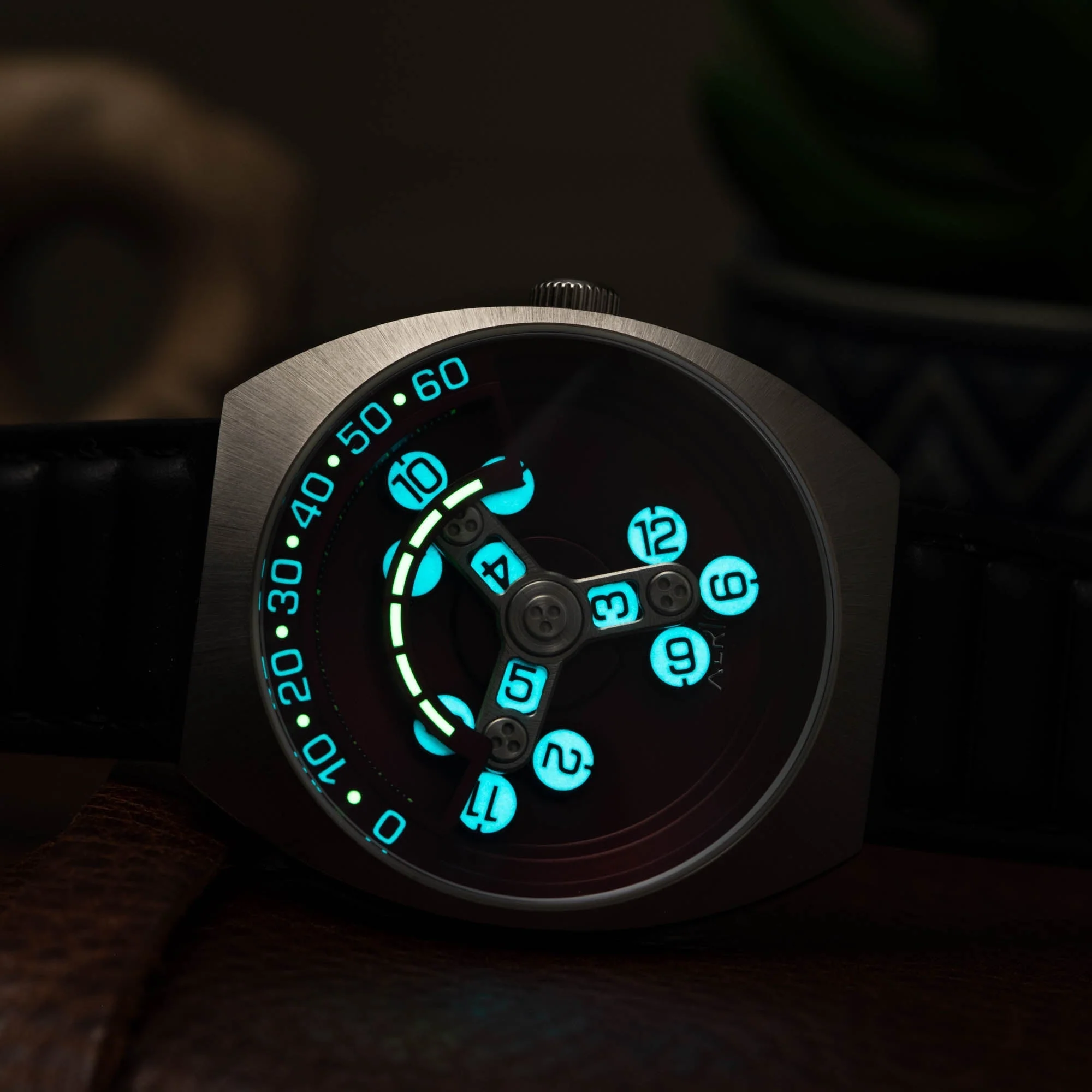 43-xeric-scrambler-automatic-wandering-hour-black-oxblood-9.webp Xeric Scrambler Automatic Wandering Hour Black Oxblood