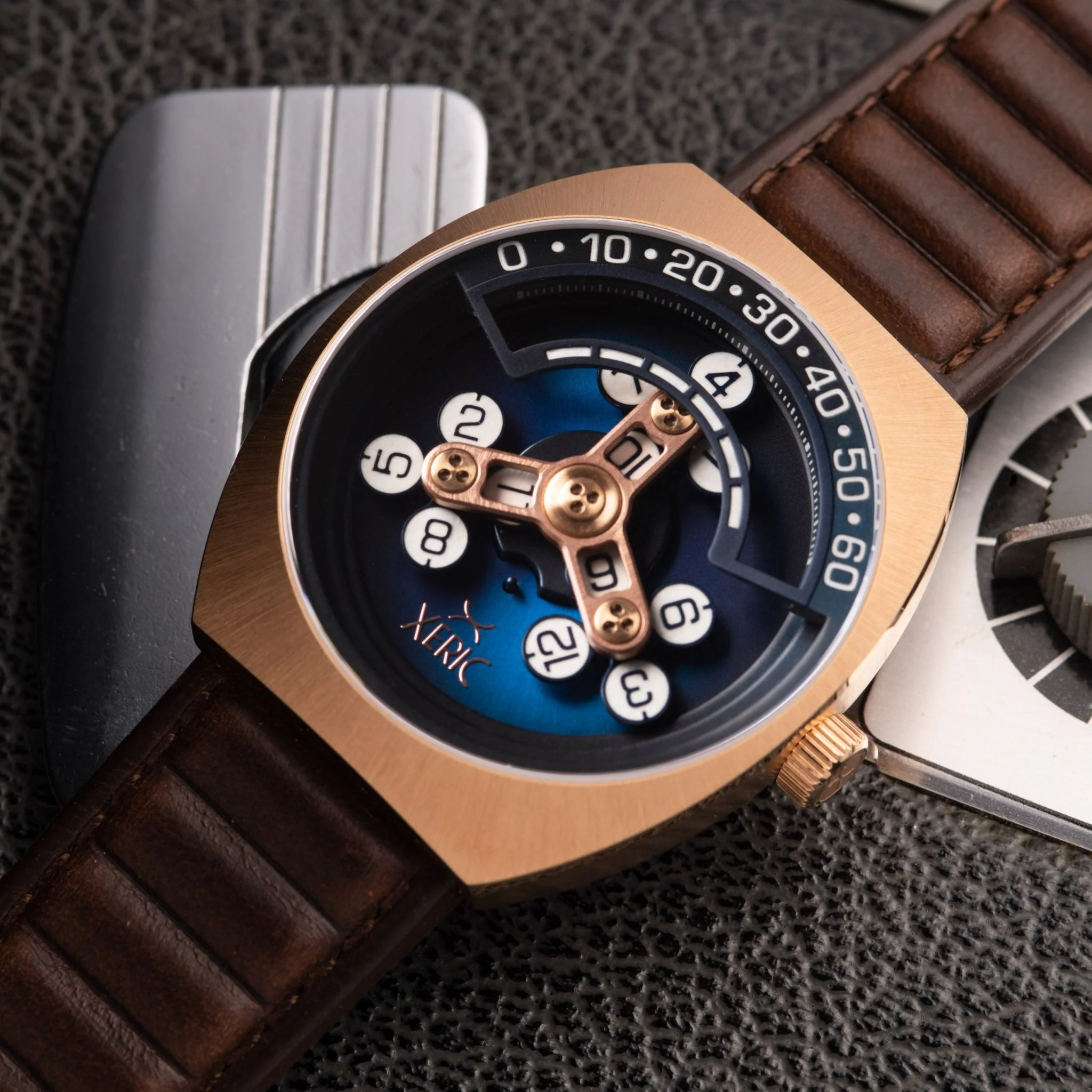 55-xeric-scrambler-automatic-wandering-hour-rose-gold-ocean-3.webp Xeric Scrambler Automatic Wandering Hour Rose Gold Ocean