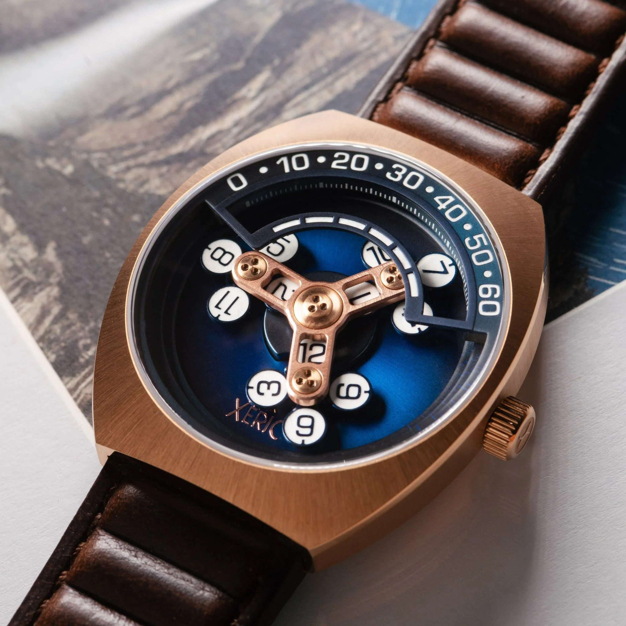 55-xeric-scrambler-automatic-wandering-hour-rose-gold-ocean-4.webp Xeric Scrambler Automatic Wandering Hour Rose Gold Ocean