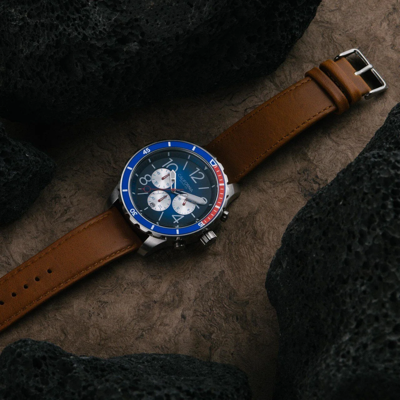 59-california-watch-co.-mavericks-chrono-leather-brown-navy-red-2.webp California Watch Co. Mavericks Chrono Leather Brown Navy Red