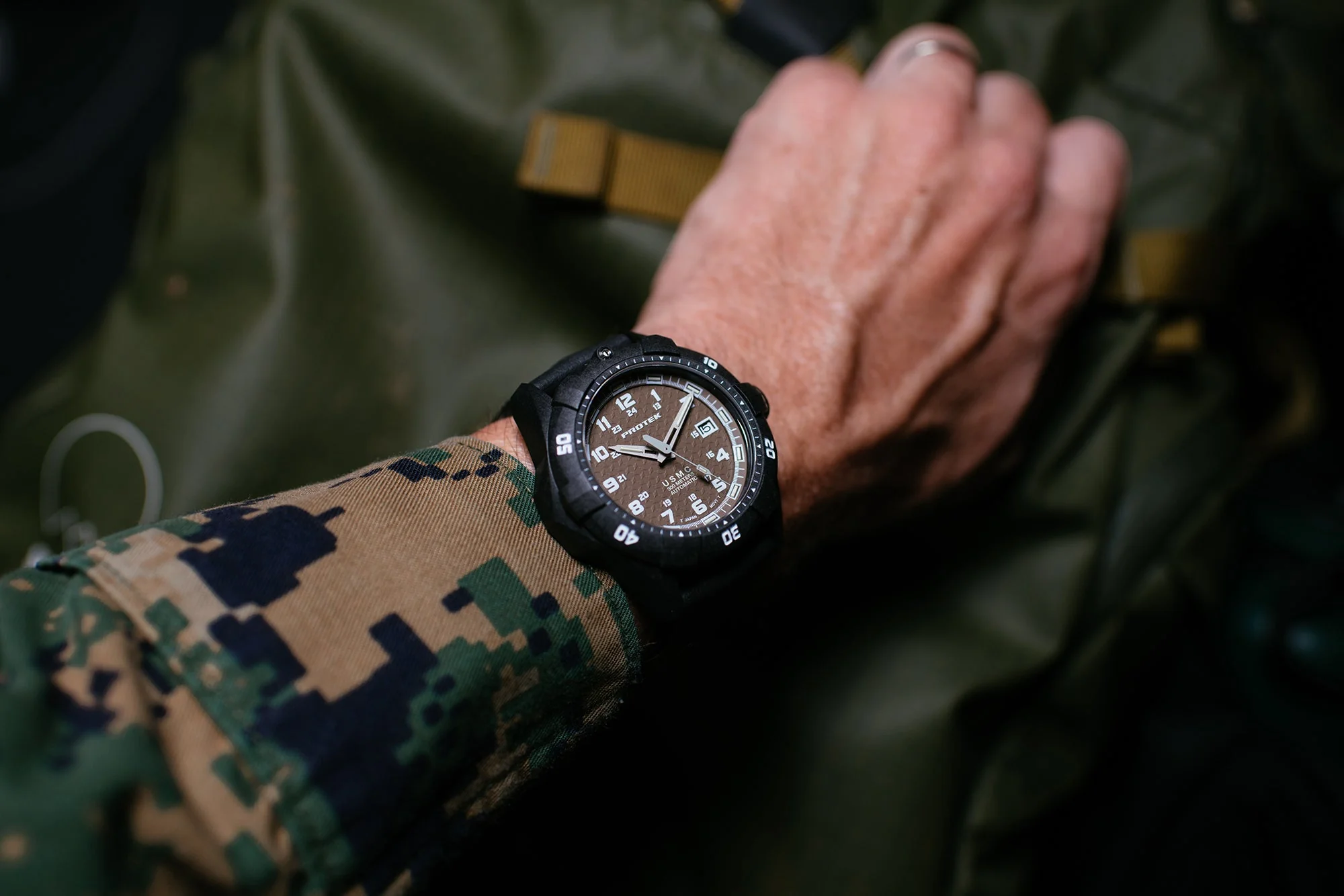 975-protek-carbon-usmc-dive-1216-automatic-tan-5.webp ProTek Carbon USMC Dive 1216 Automatic Tan